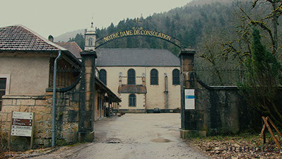 val de consolation, the believers, visite, Artisans de Paix, Le Cirque de Consolation, voyage, france,